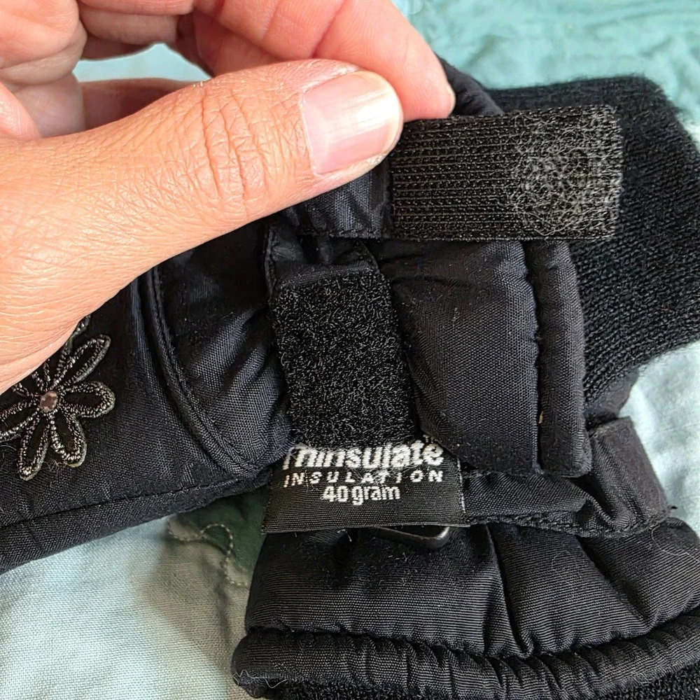 Thinsulate Youth Girls Black Embroidered Flowers Winter Snow Gloves
